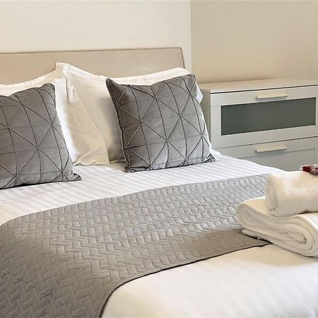 Robinhuts - 3 Bed Accommodation -Perfect For Contractors, Families & Students كينغستون أبون هول المظهر الخارجي الصورة