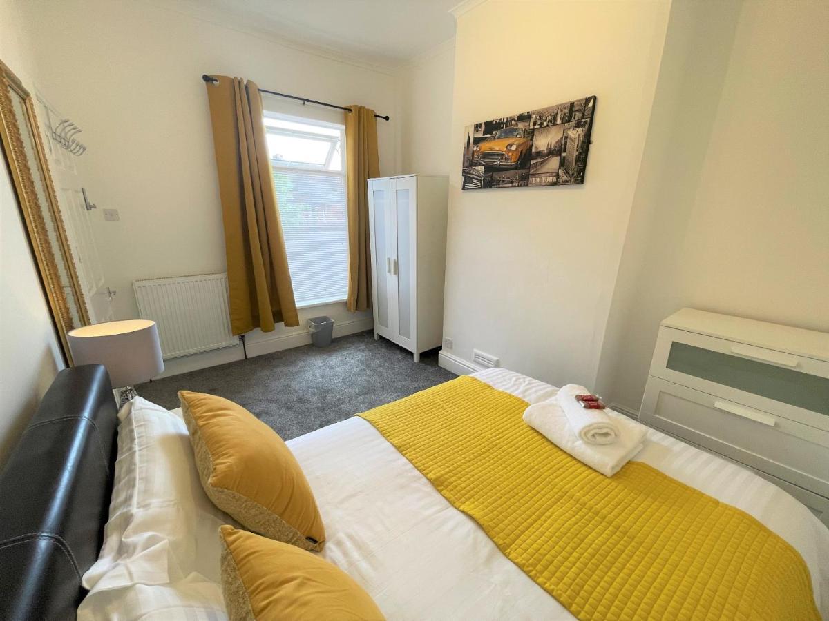 Robinhuts - 3 Bed Accommodation -Perfect For Contractors, Families & Students كينغستون أبون هول المظهر الخارجي الصورة