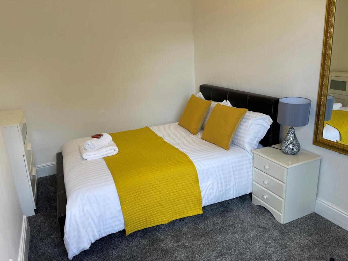 Robinhuts - 3 Bed Accommodation -Perfect For Contractors, Families & Students كينغستون أبون هول المظهر الخارجي الصورة
