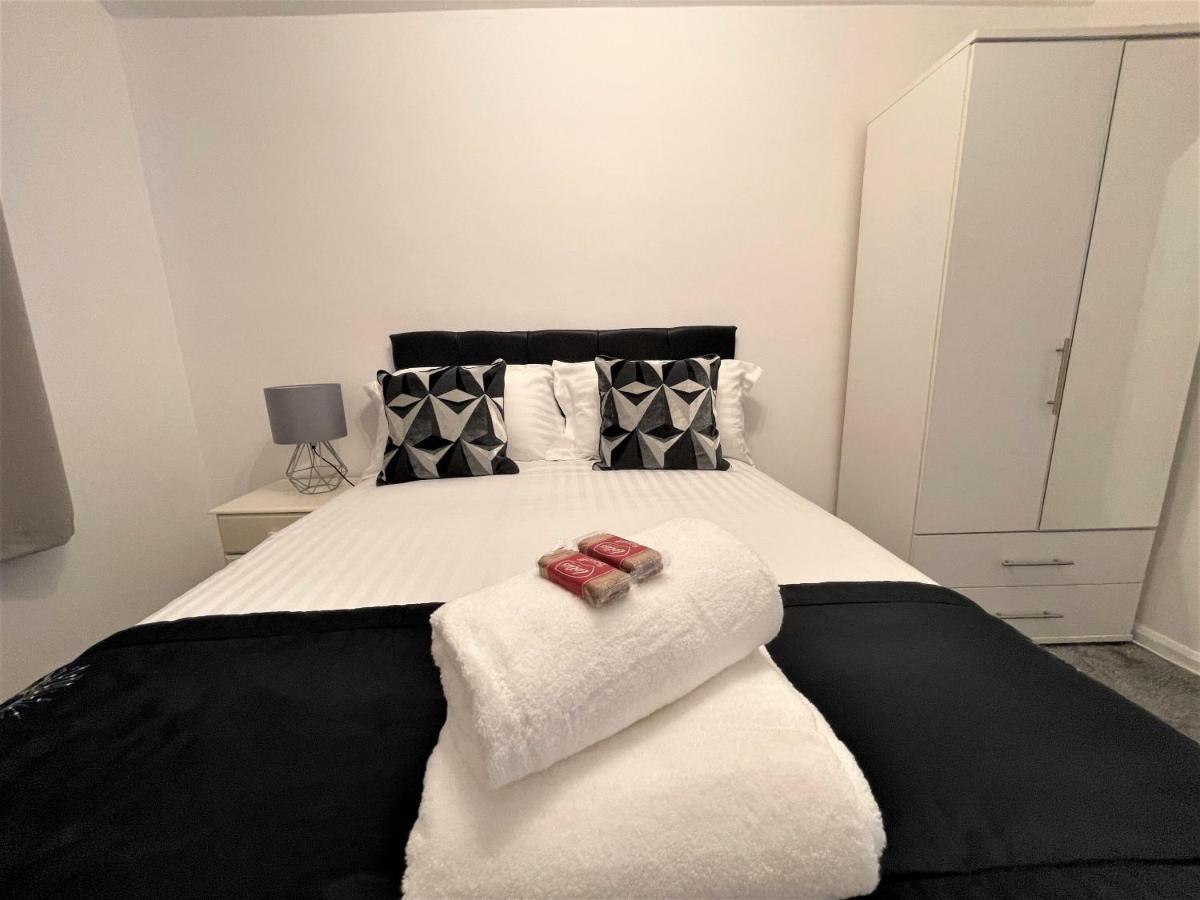 Robinhuts - 3 Bed Accommodation -Perfect For Contractors, Families & Students كينغستون أبون هول المظهر الخارجي الصورة