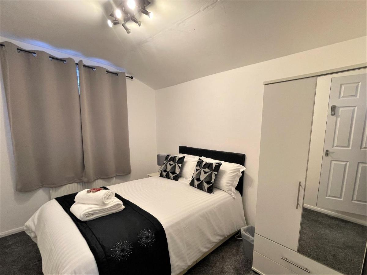 Robinhuts - 3 Bed Accommodation -Perfect For Contractors, Families & Students كينغستون أبون هول المظهر الخارجي الصورة