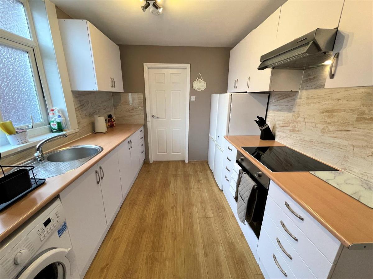 Robinhuts - 3 Bed Accommodation -Perfect For Contractors, Families & Students كينغستون أبون هول المظهر الخارجي الصورة