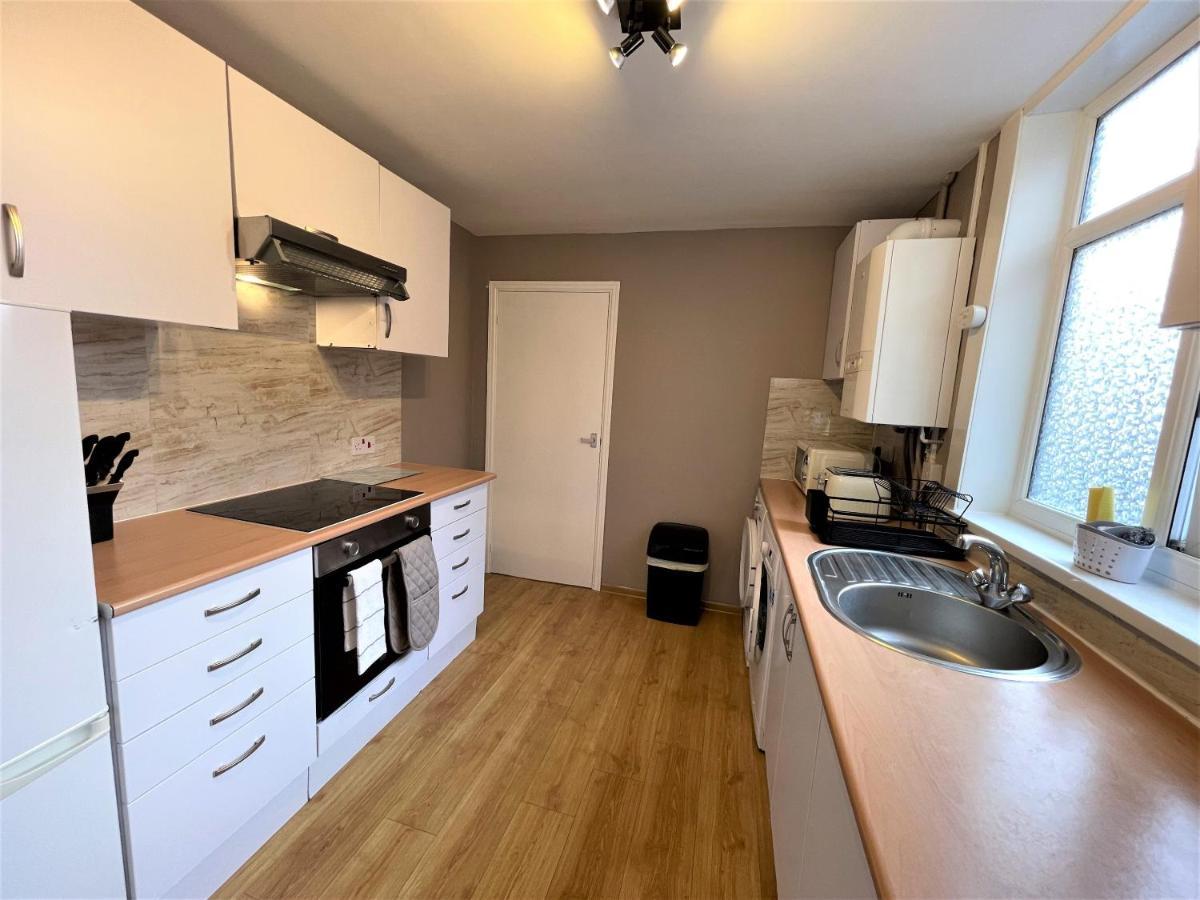 Robinhuts - 3 Bed Accommodation -Perfect For Contractors, Families & Students كينغستون أبون هول المظهر الخارجي الصورة