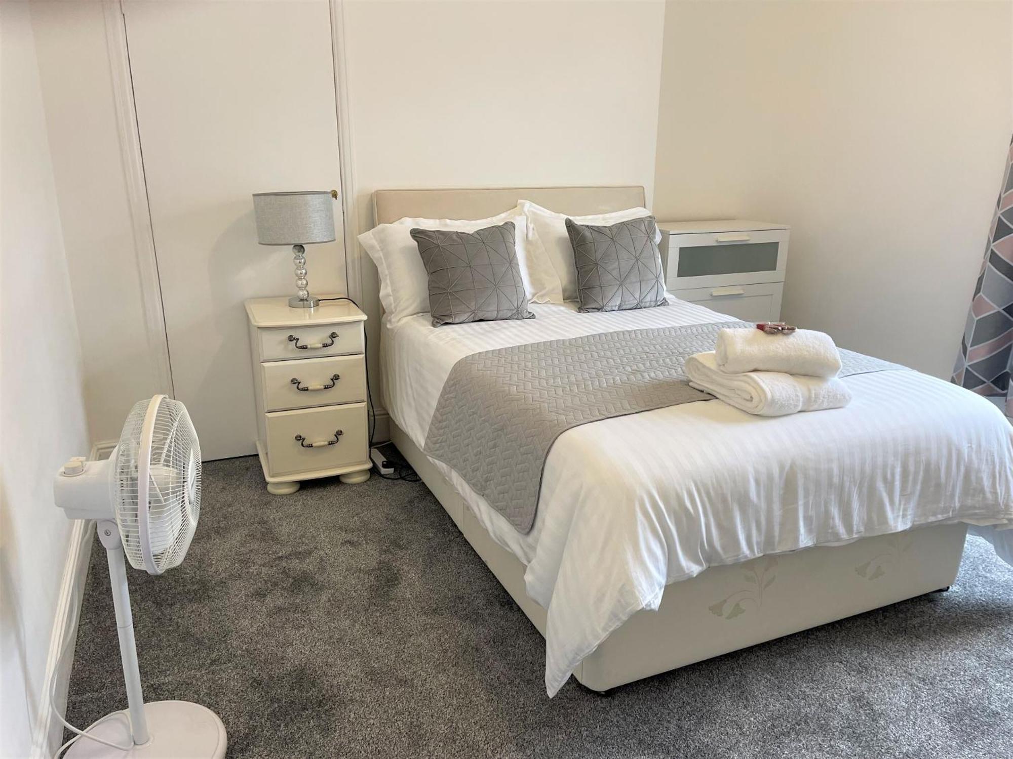 Robinhuts - 3 Bed Accommodation -Perfect For Contractors, Families & Students كينغستون أبون هول المظهر الخارجي الصورة