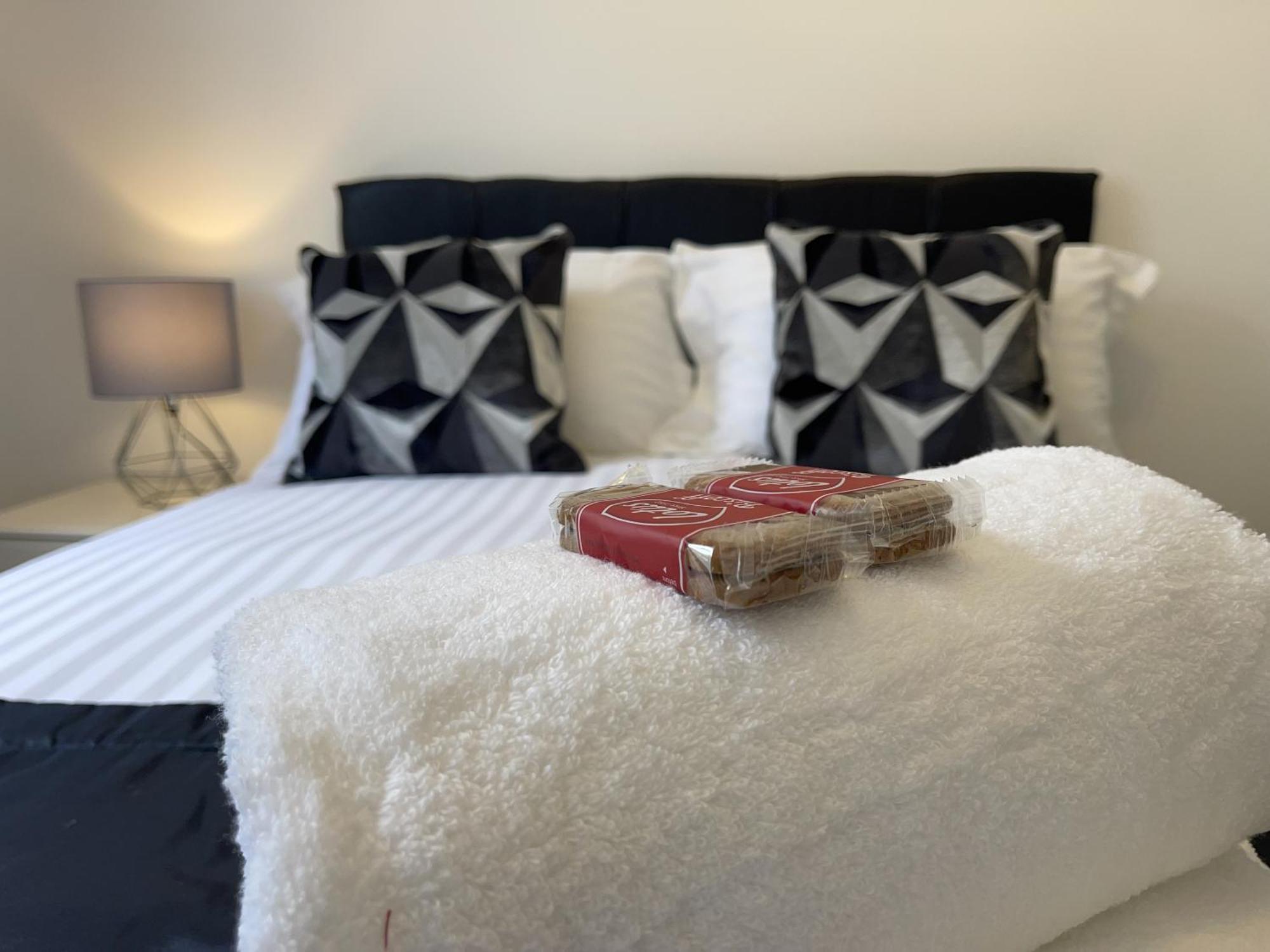 Robinhuts - 3 Bed Accommodation -Perfect For Contractors, Families & Students كينغستون أبون هول المظهر الخارجي الصورة