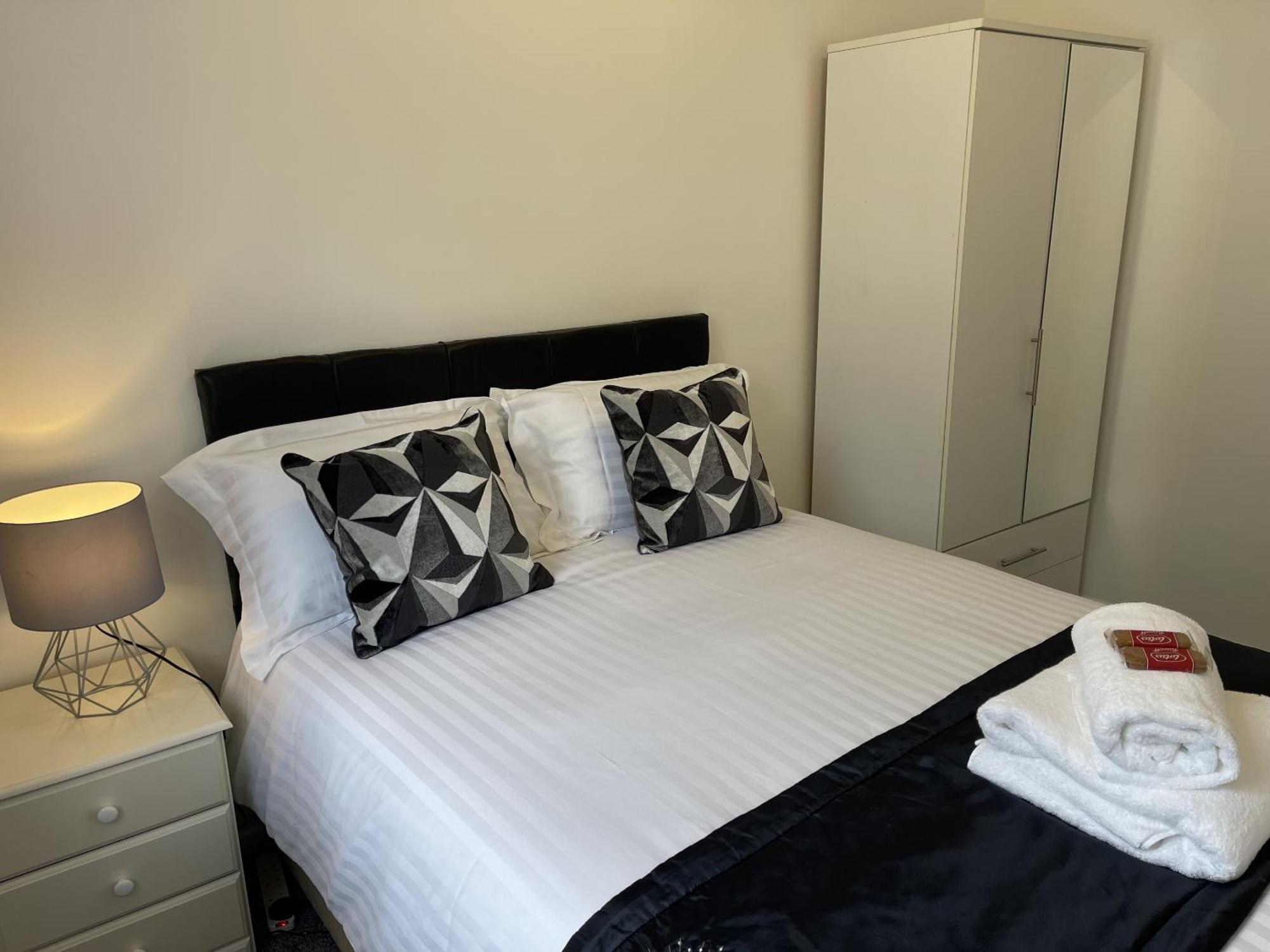 Robinhuts - 3 Bed Accommodation -Perfect For Contractors, Families & Students كينغستون أبون هول المظهر الخارجي الصورة