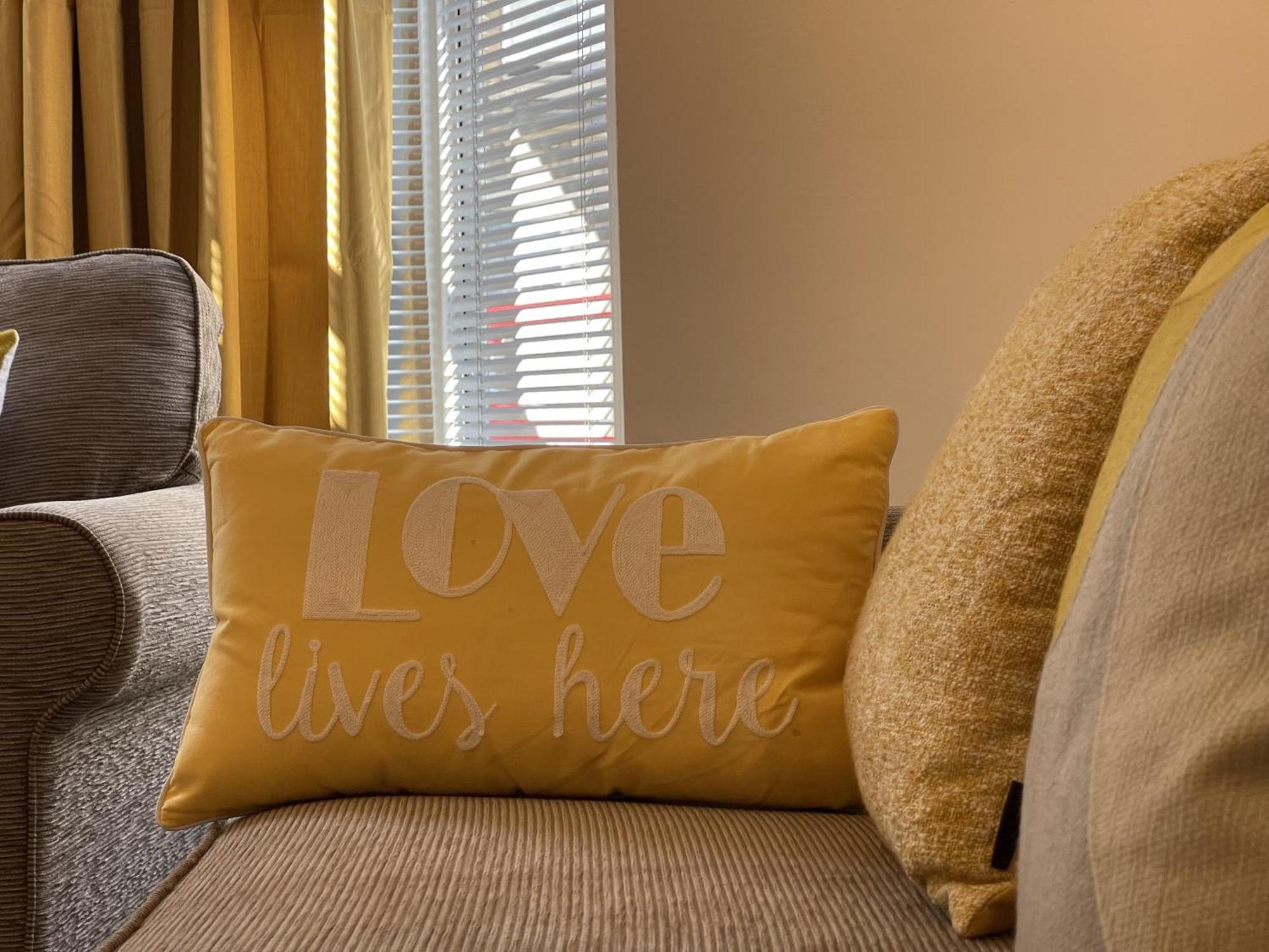 Robinhuts - 3 Bed Accommodation -Perfect For Contractors, Families & Students كينغستون أبون هول المظهر الخارجي الصورة