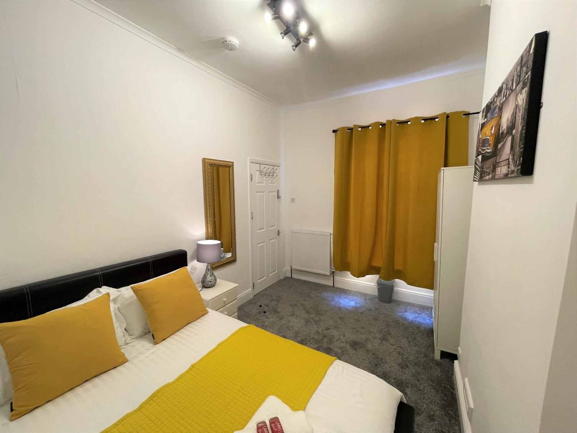 Robinhuts - 3 Bed Accommodation -Perfect For Contractors, Families & Students كينغستون أبون هول الغرفة الصورة